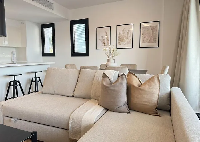 Phaedrus Living: White Hills Suites City View
