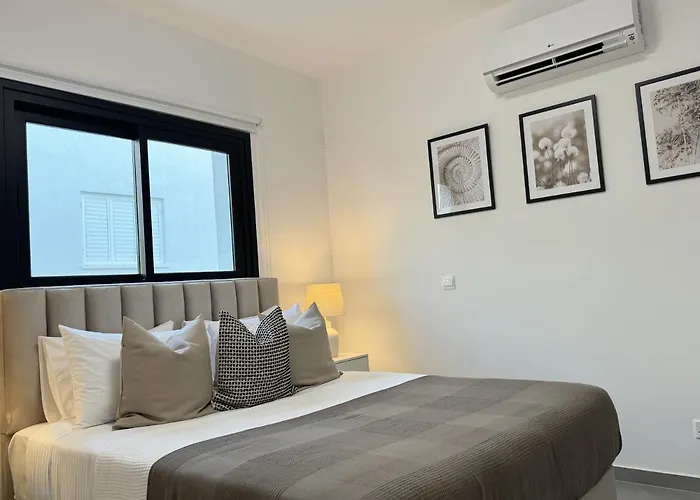 Phaedrus Living: White Hills Suites City View
