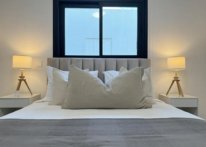 Phaedrus Living: White Hills Suites City View