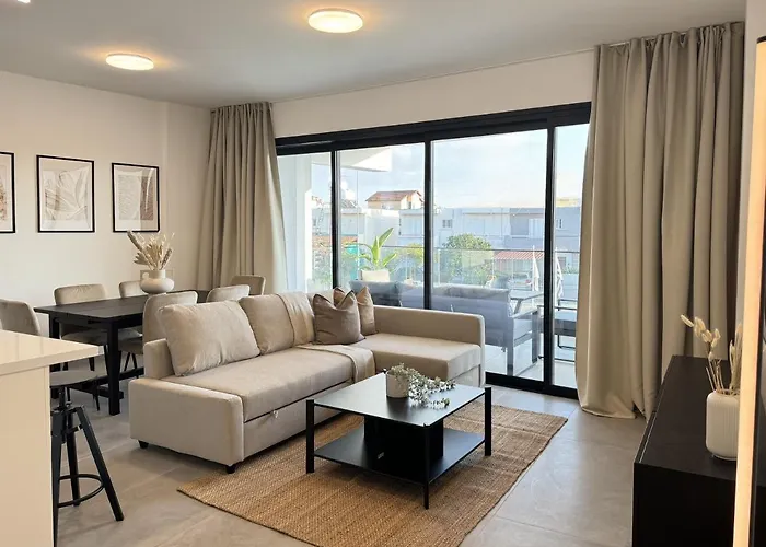 Phaedrus Living: White Hills Suites City View