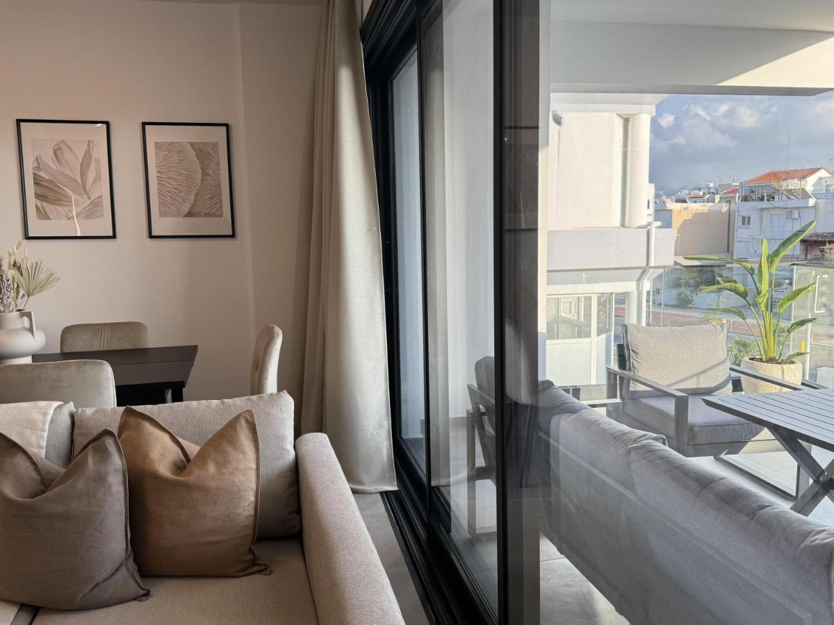Apartment Phaedrus Living: White Hills View